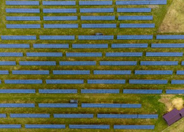 Fotovoltaik panelleri olan bir parkın havadan görüntüsü