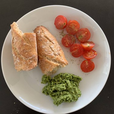 Ekmek ve domatesli kahvaltı manzarası.