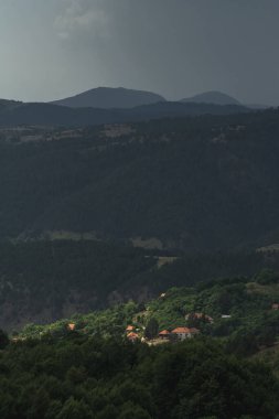 Gün ışığında güzel bir dağ manzarası