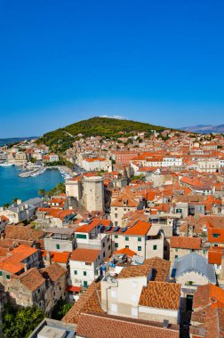 Hırvatistan 'ın Split kentinde mavi gökyüzüne karşı güzel binaların dikey görüntüsü