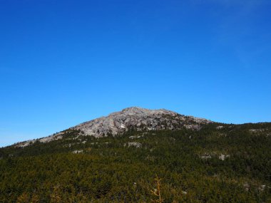 OLYMPUS DIGITAL CAMERA 'dan alçak açılı bir dağ görüntüsü