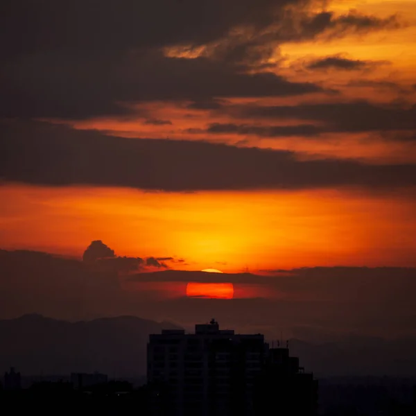 Pionowe Ujęcie Czerwonego Nieba Podczas Zachodu Słońca — Zdjęcie stockowe