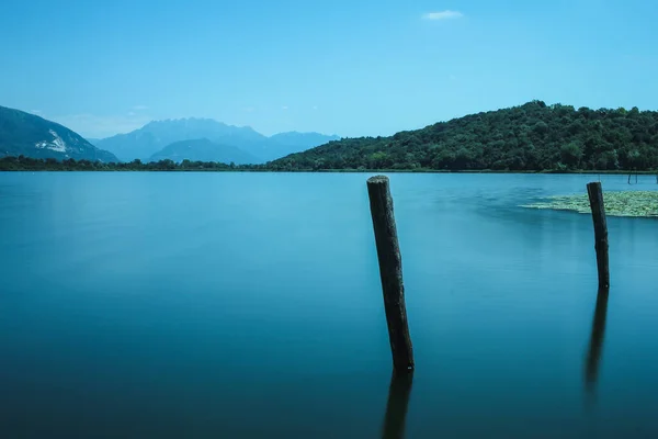 Eine Langzeitbelichtungsaufnahme Des Sees Von Alserio Italien — Stockfoto