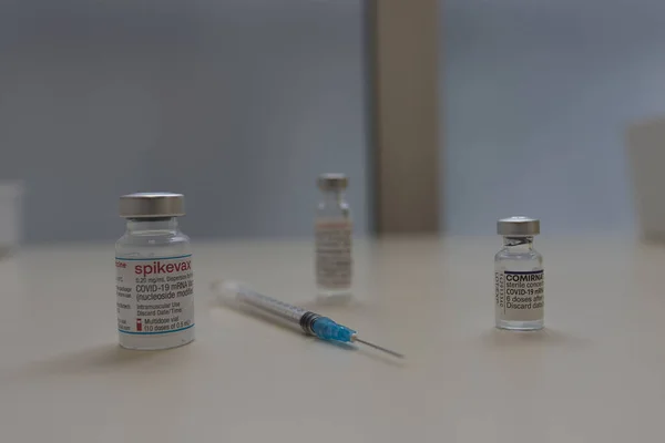 Een Close Shot Van Een Medische Injectiespuit Vaccinfles Voor Covid — Stockfoto