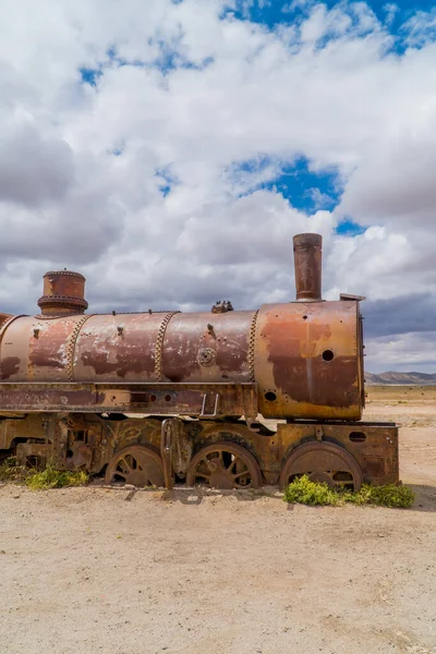 Uma Vista Vertical Uma Locomotiva Enferrujada Cemitério Trem Uyuni Bolívia — Fotografia de Stock