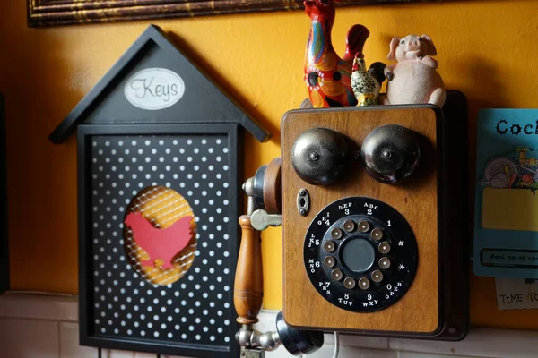 Close Telefone Vintage Outras Decorações Parede — Fotografia de Stock