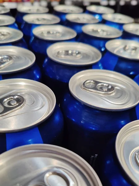 Избирательный Фокус Снимок Многих Синих Банок Напитками Газировки — стоковое фото