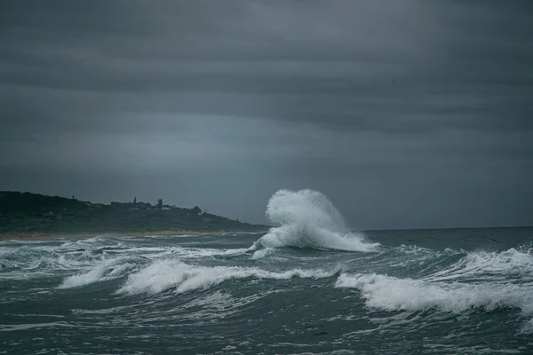 曇り空の下で波と岩が飛び交う海の嵐の美しい景色 — ストック写真