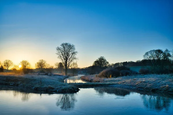 Eine Schöne Landschaft Ansicht Der Blattlosen Bäume Flussufer Mit Sichtbaren — Stockfoto