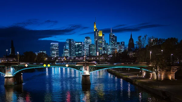 Verlichte Frankfurt Main Skyline Tegen Een Blauwe Nacht Lucht — Stockfoto