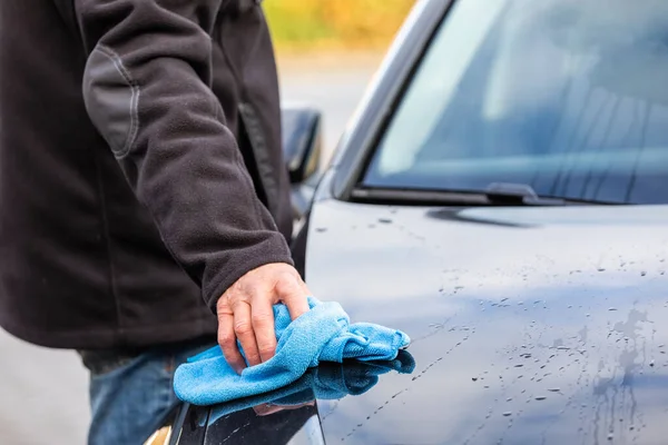 Man Som Tvättar Bilen Med Blå Trasa — Stockfoto
