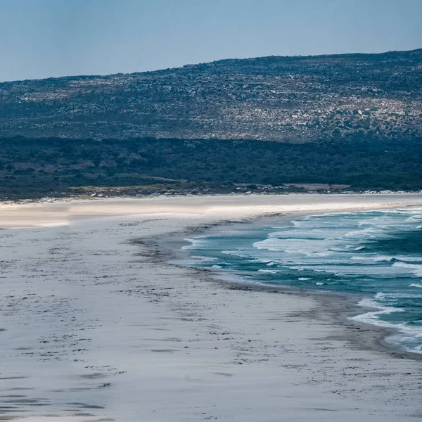 砂浜での海の波の美しい景色 — ストック写真