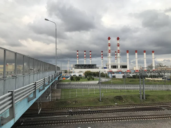 Die Rohre Des Wärmekraftwerks Mezhdunarodnaya Liefert Energie Für Das Zentrum — Stockfoto