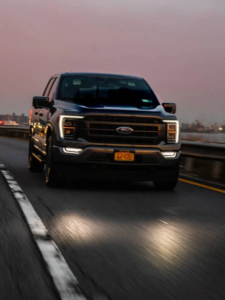 Eine Vertikale Aufnahme Des Schönen Ford Pickups Auf Der Brooklyn — Stockfoto