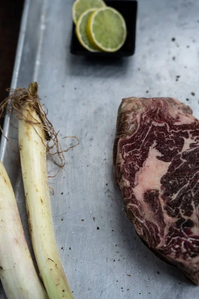 Pedaço Bife Cru Osso Com Fatias Limões Especiarias Cima — Fotografia de Stock