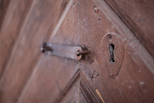 Plan Rapproché Une Serrure Sur Une Vieille Porte Rouillée — Photo