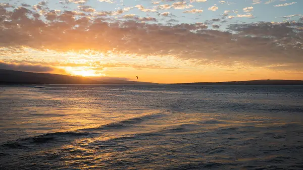 美しい夕日を背景にした荒海の景色 — ストック写真