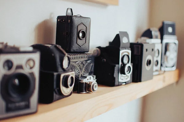 Primo Piano Espositore Una Collezione Vecchie Cineprese Epoca — Foto Stock