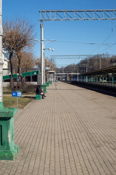 Una Vista Una Estación Tren Con Una Anciana Sentada Banco —  Fotos de Stock