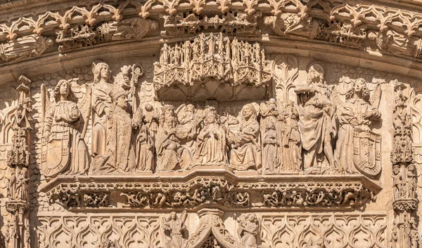 维珍加冕的场景 在弗赖 阿隆索 布尔戈斯的面前跪在立面 — 图库照片