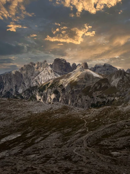 Une Chaîne Montagnes Dans Les Dolomites Avec Coucher Soleil Ciel — Photo