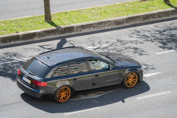 Lizbon Sokaklarında Turuncu Jantlı Bir Audi Arabasının Fotoğrafı — Stok fotoğraf
