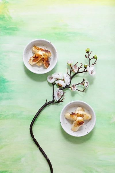 Miski Ryżowego Ciasta Ozdobione Gałązką Wiśni Kwiatami — Zdjęcie stockowe
