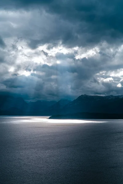 Vertikal Bild Vacker Utsikt Över Sjön Bergen Och Solstrålarna Genom — Stockfoto