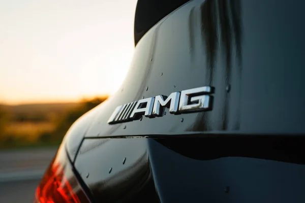 Primer Plano Mercedes Benz Amg Logo Sobre Coche Negro Sobre —  Fotos de Stock
