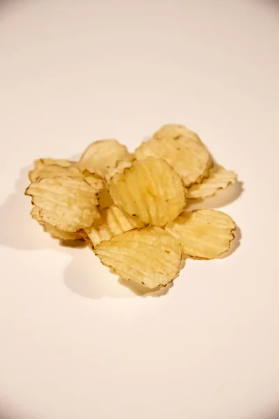 Een Verticaal Shot Van Lekkere Aardappelchips Een Witte Achtergrond — Stockfoto