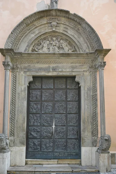 Detailní Záběr Dveře Kostela San Bartolomeo Galdo Itálie — Stock fotografie