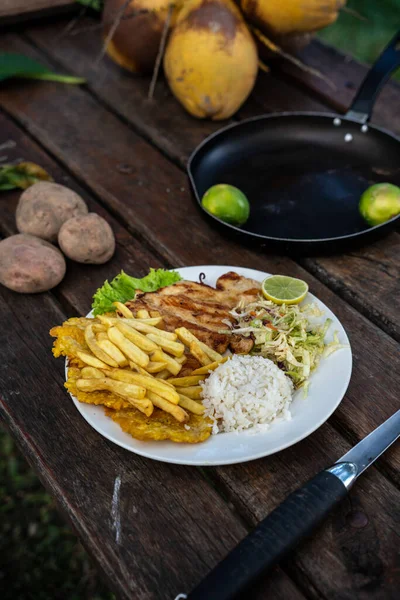 Una Hermosa Toma Pollo Papas Fritas Arroz Ensalada Col Plato — Foto de Stock