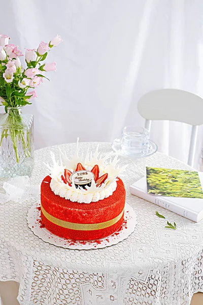 Beyaz Masadaki Kırmızı Kekin Dikey Görüntüsü — Stok fotoğraf