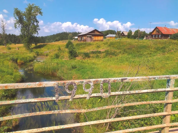 Una Vista Desde Puente Sobre Río Sosnovka Aldea Plonikovo — Foto de Stock