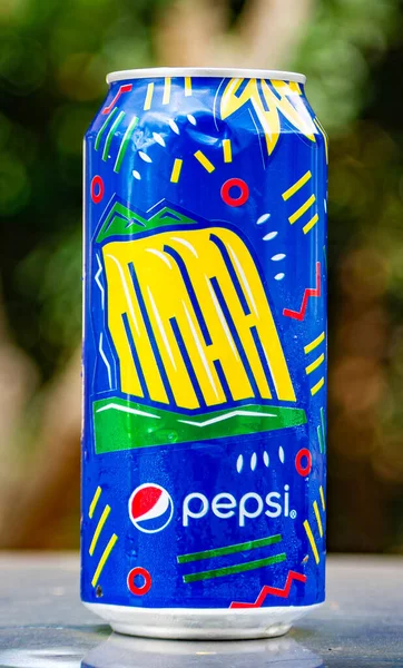 Eine Vertikale Aufnahme Einer Blauen Pepsi Dose — Stockfoto