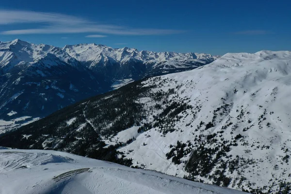 Una Toma Aérea Hermosas Montañas Nevadas Día Frío Invierno —  Fotos de Stock