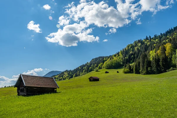 Piękne Ujęcie Drewnianych Domków Tle Lasu Górach Karwendel Bawaria — Zdjęcie stockowe