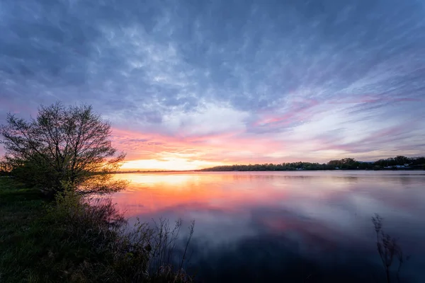 Eine Schöne Aufnahme Eines Farbenfrohen Sonnenuntergangs Über Einem Fluss Abend — Stockfoto