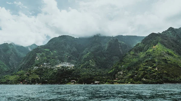 Kilátás Zöld Dombok Partján Atitlan Guatemala Közép Amerika Egy Komor — Stock Fotó