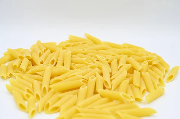 Een Close Van Rauwe Penne Pasta Een Witte Achtergrond — Stockfoto