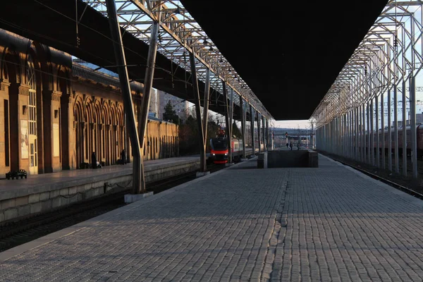 日落时火车在铁路上的景象 — 图库照片