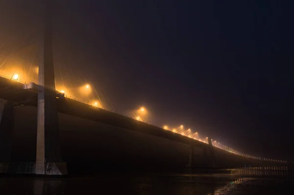 Нічний Краєвид Туманом Мосту Васко Гама Вуличними Вогнями Лісабоні Португалія — стокове фото