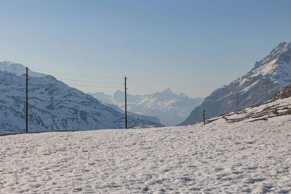 Τοπίο Μιας Ορεινής Κοιλάδας Καλυμμένης Χιόνι Και Δρόμος Που Περνά — Φωτογραφία Αρχείου