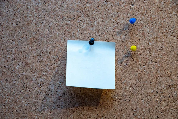 Een Stuk Van Een Blanco Papierspeld Een Kurkbord — Stockfoto