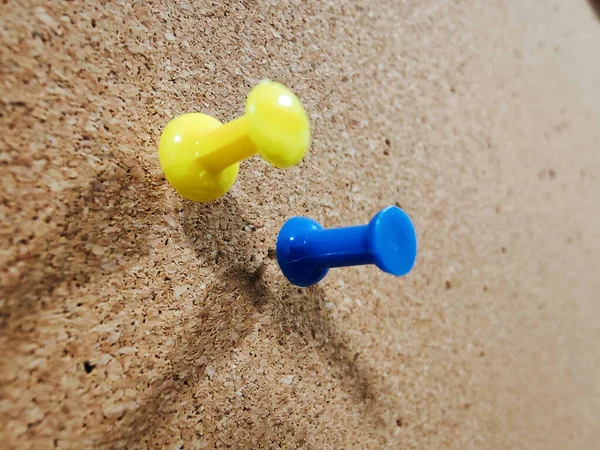 Botões Pressão Cor Amarela Azul Uma Parede Madeira — Fotografia de Stock