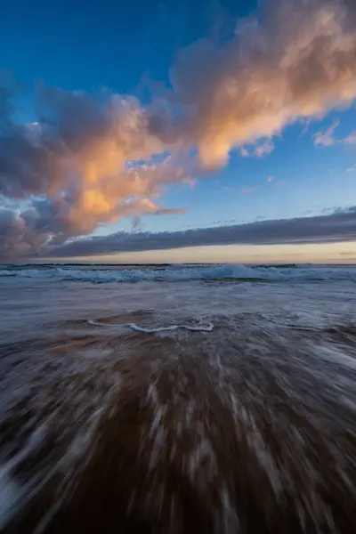風光明媚な夕日の美しい海の景色を魅惑的なビュー — ストック写真