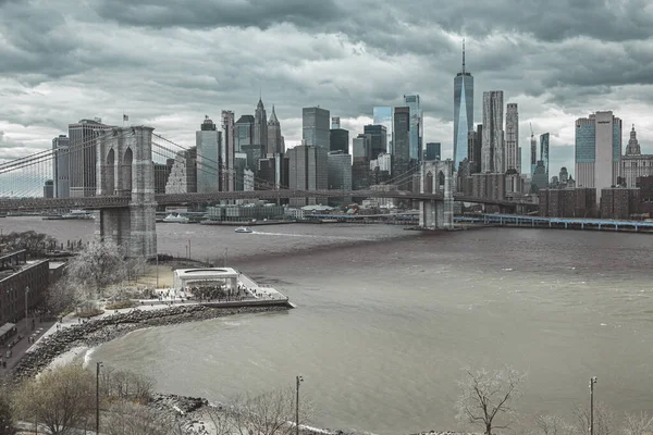 Eine Schöne Aufnahme Der Brooklyn Bridge Einem Düsteren Tag — Stockfoto