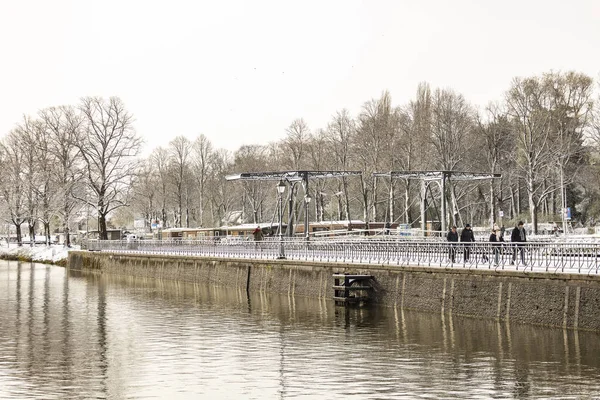 Люди Які Гуляють Уздовж Каналу Leidsche Rijn Бульвар Сталевим Мостом — стокове фото