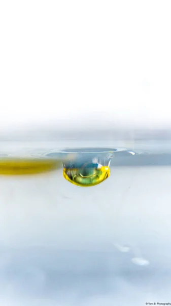 Eine Vertikale Nahaufnahme Eines Öltropfens Wasser — Stockfoto