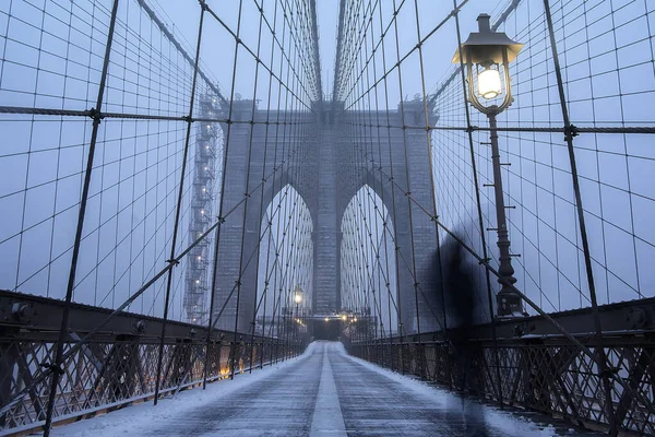 暗い夜の有名なブルックリン橋 — ストック写真